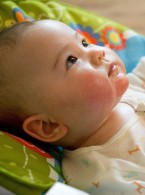 Jak wspierać prawidłowy rozwój wzroku niemowlęcia? 